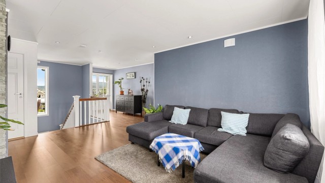Stuen byr på gode møbleringsmuligheter, store vindusflater og integrerte downlights i himlingen. Fra stuen er det utgang til balkong.