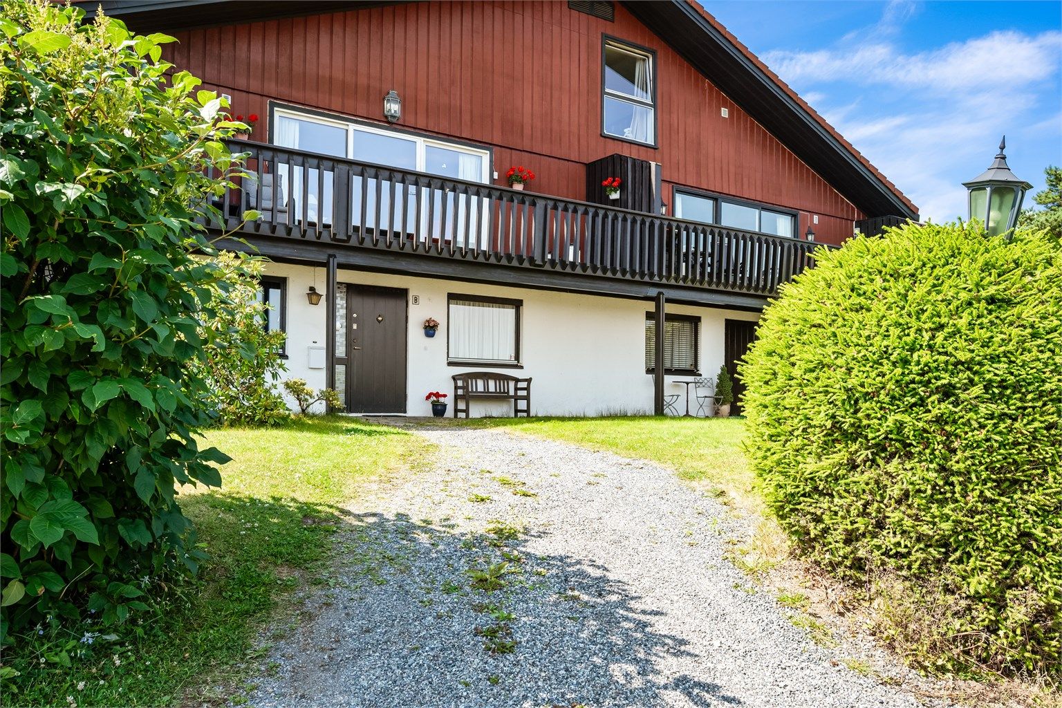 2 parkeringsplasser foran inngangspartiet, samt tinglyst disposisjonsrett til garasjeplass i Huldreveien 24.