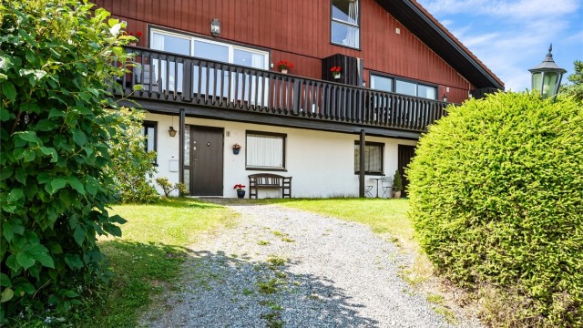 2 parkeringsplasser foran inngangspartiet, samt tinglyst disposisjonsrett til garasjeplass i Huldreveien 24.