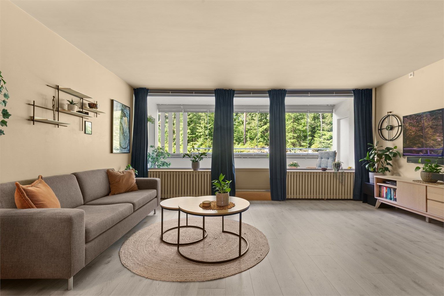 Alle vegger i leiligheten og taket er kledd med lydisolerende gips, alle gulv er nye, balkongen er innglasset, innebgyde radiatorer mm.