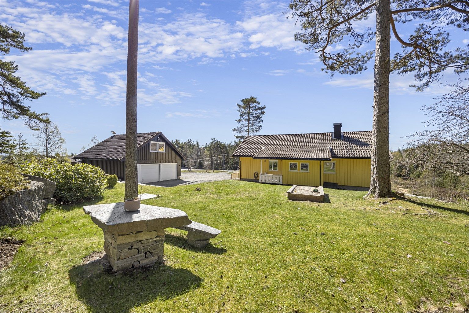 Den store hagen har en stor gressplen som innbyr til lek og utendørsaktiviteter for hele familien.