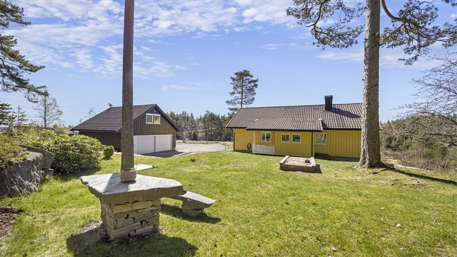 Den store hagen har en stor gressplen som innbyr til lek og utendørsaktiviteter for hele familien.
