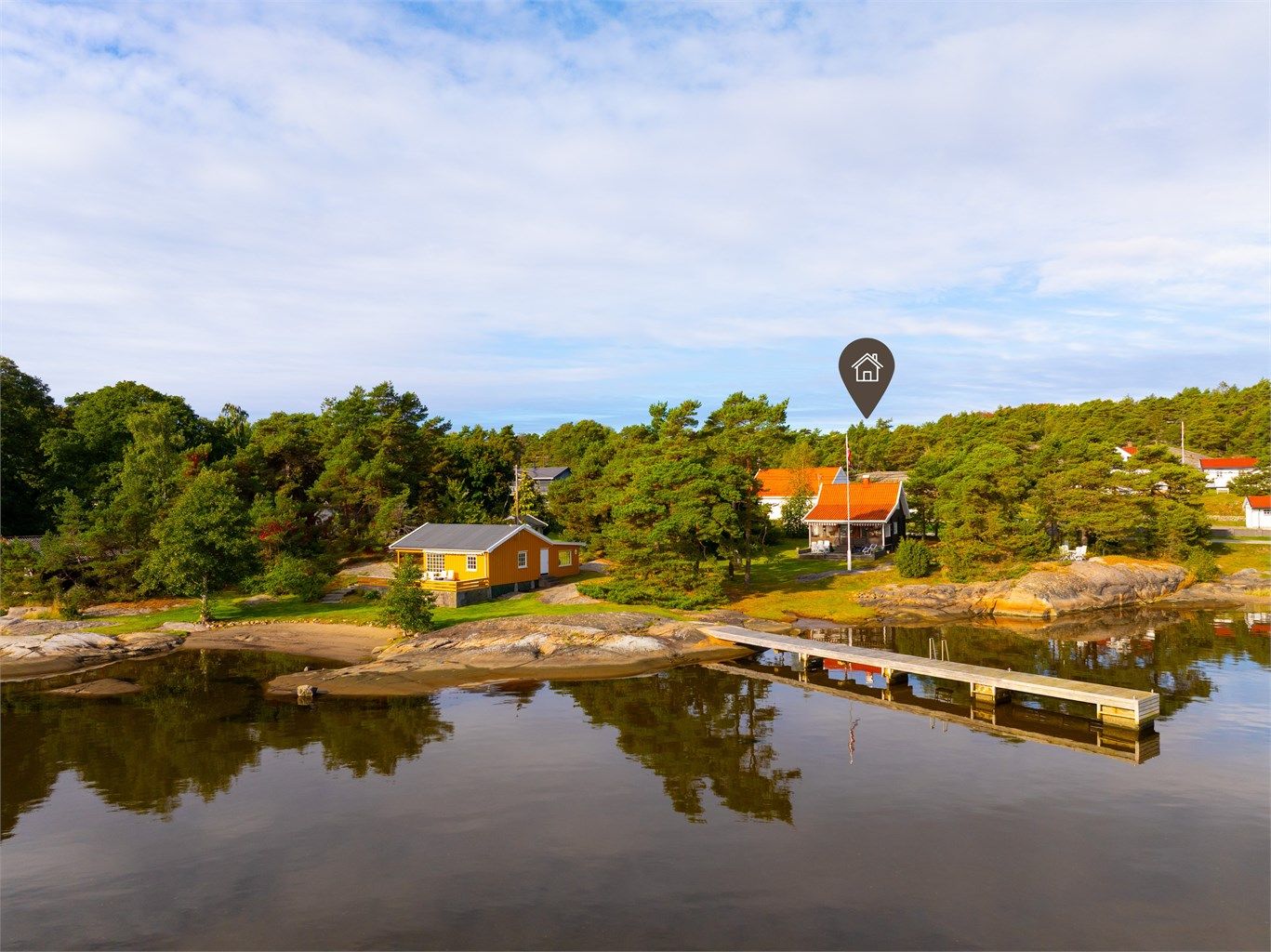Eiendommene med adresse Skipstadsand 75 og 77 kan kjøpes samlet. Gul hytte til venstre har adressen Skipstadsand 75.