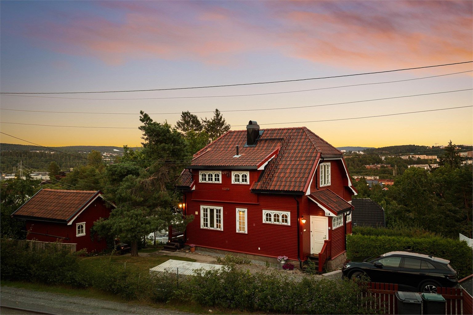 Eiendommen ligger i et etablert og grønt småhusområde på Grorud, preget av sjarmerende eneboliger, rolige gater og et godt nabolag. 