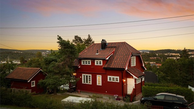 Eiendommen ligger i et etablert og grønt småhusområde på Grorud, preget av sjarmerende eneboliger, rolige gater og et godt nabolag.