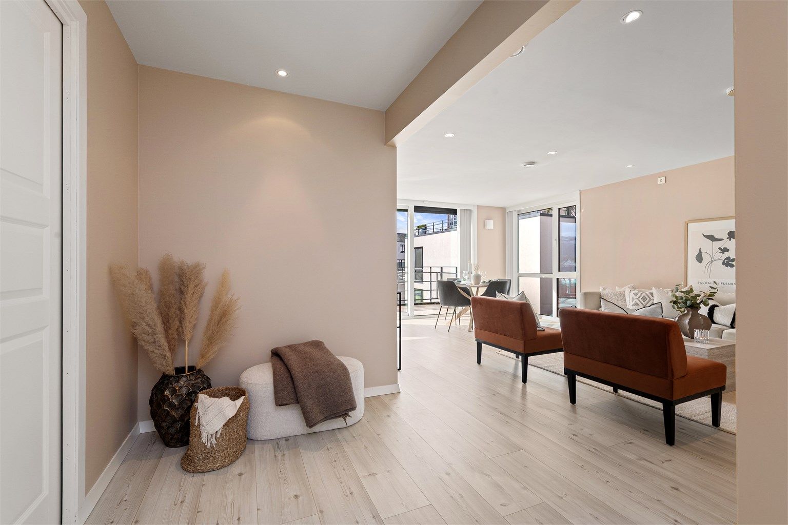 Fra entréen åpner leiligheten seg opp mot stuen og de store vindusflatene