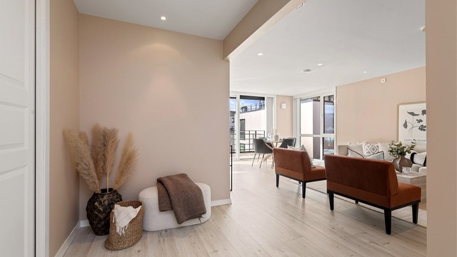 Fra entréen åpner leiligheten seg opp mot stuen og de store vindusflatene