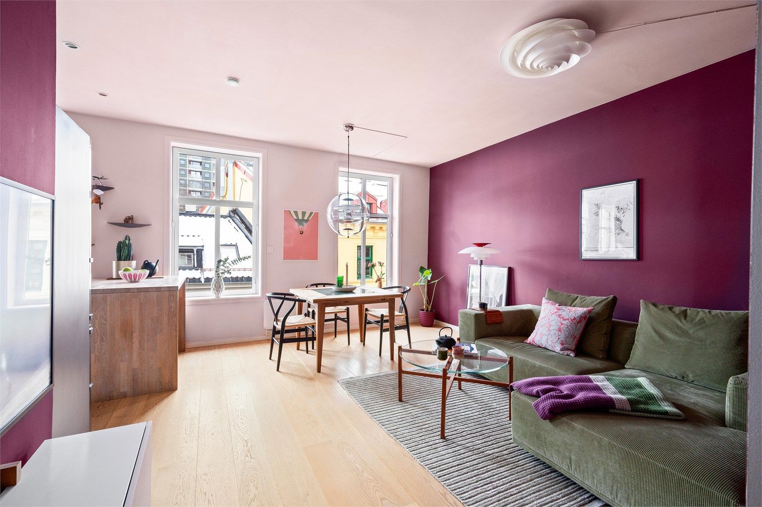 Leiligheten er gjennomgående med store vindusflater, noe som gir gode lysforhold gjennom hele dagen.