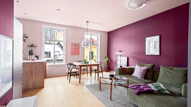 Leiligheten er gjennomgående med store vindusflater, noe som gir gode lysforhold gjennom hele dagen.