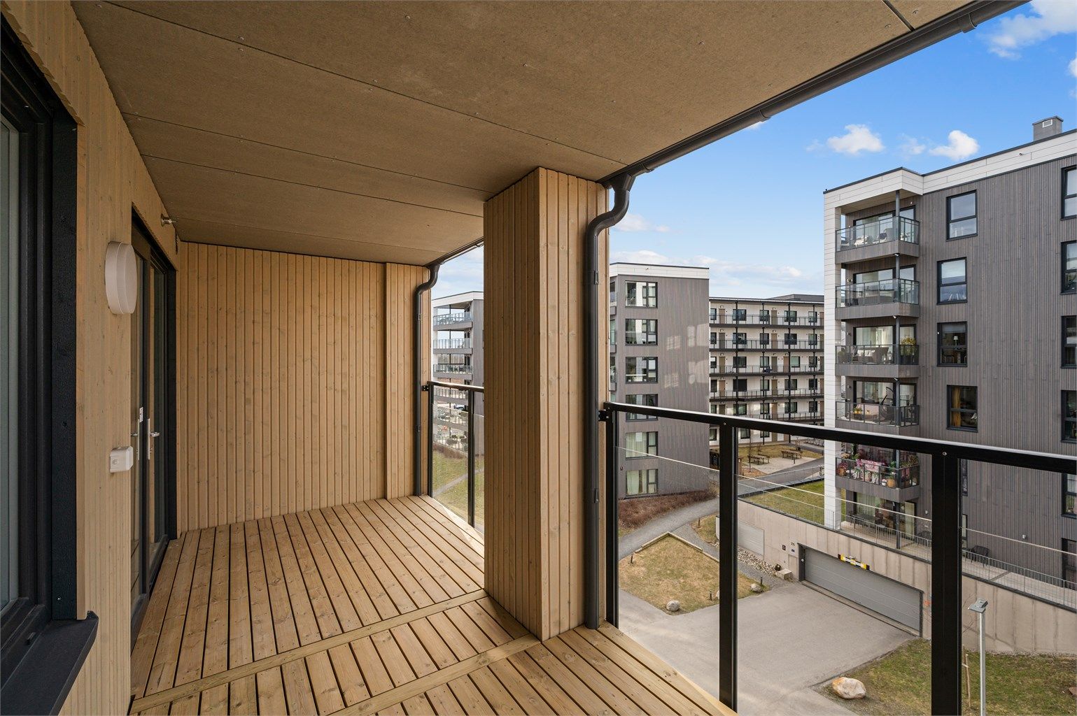 Leiligheten er fra 2024, og holder en gjennomgående høy standard, med 1-stavs eikeparkett og stilrent kjøkken med integrerte hvitevarer. Foto: Peter Futo
