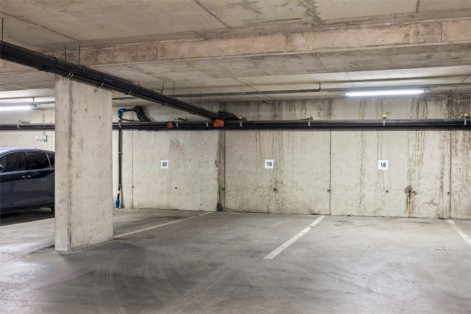 Fast parkeringsplass (nr. 19) i felles, lukket garasjeanlegg.