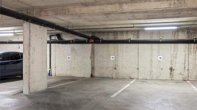 Fast parkeringsplass (nr. 19) i felles, lukket garasjeanlegg.