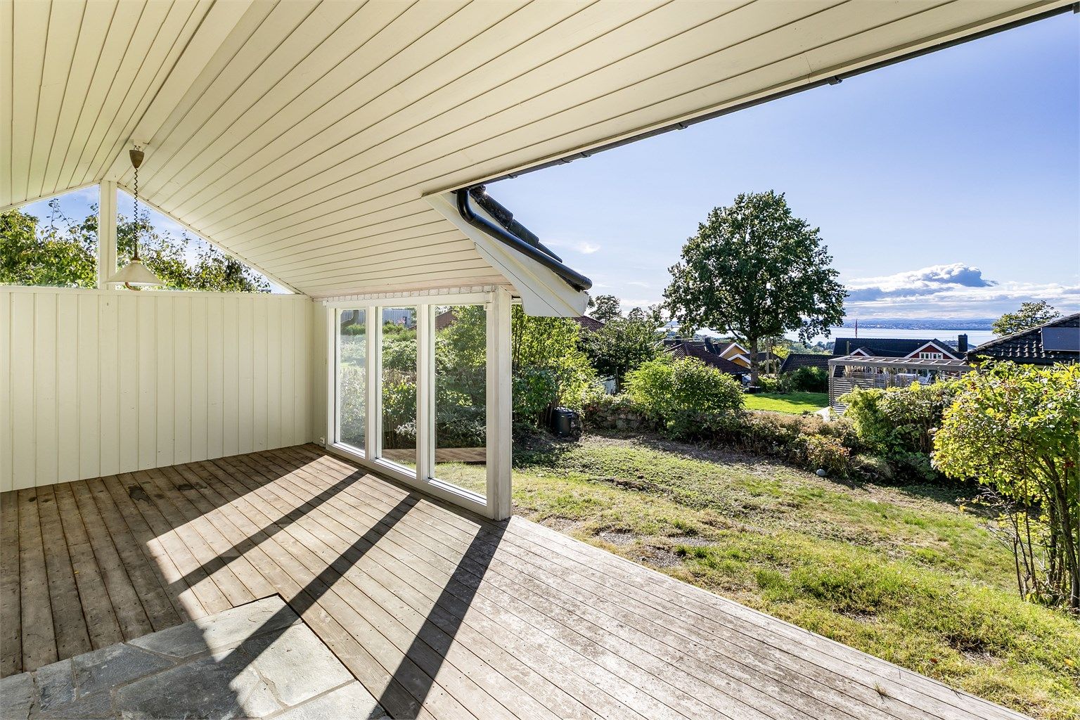 I årets varme måneder kan både fjordutsikten og de gode solforholdene oppleves i usjenerte omgivelser på den delvis overbyggede terrassen.