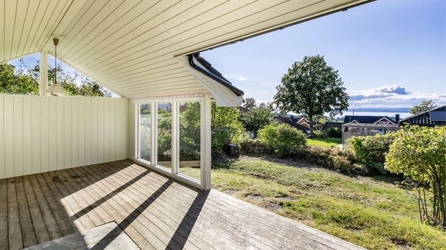 I årets varme måneder kan både fjordutsikten og de gode solforholdene oppleves i usjenerte omgivelser på den delvis overbyggede terrassen.