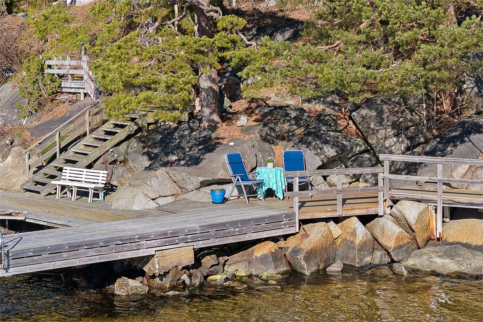Også nede på brygga er det en fin uteplass, helt i strandkanten.