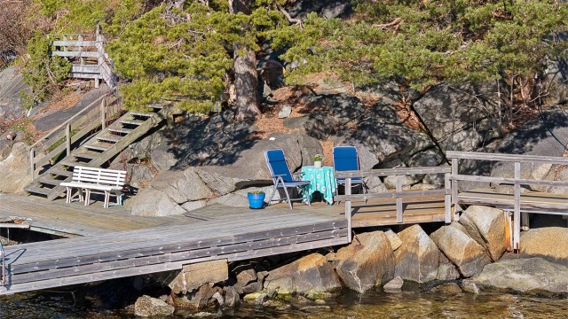 Også nede på brygga er det en fin uteplass, helt i strandkanten.