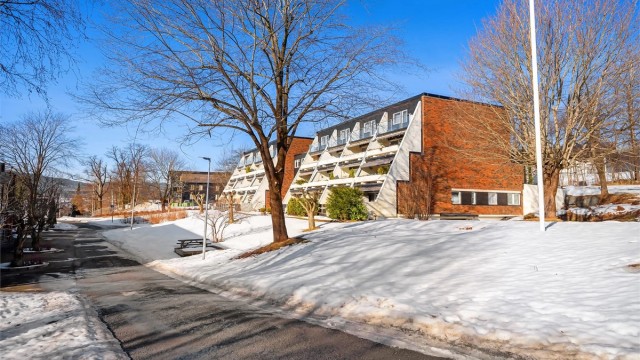 Leiligheten ligger i et rolig og barnevennlig område med umiddelbar nærhet til Kolsås T-bane, bussforbindelse, butikker og turområder