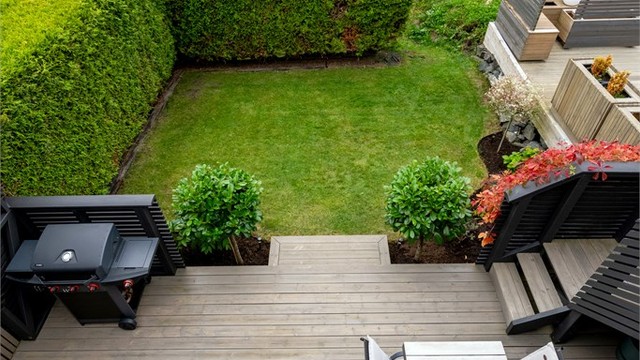 Utsikt fra balkongen i 2. etasje til markterrasse og hage