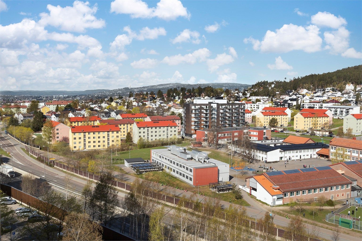 I nærområdet finner man både Refstad skole og Årvoll skole.
