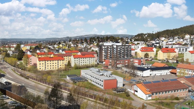 I nærområdet finner man både Refstad skole og Årvoll skole.