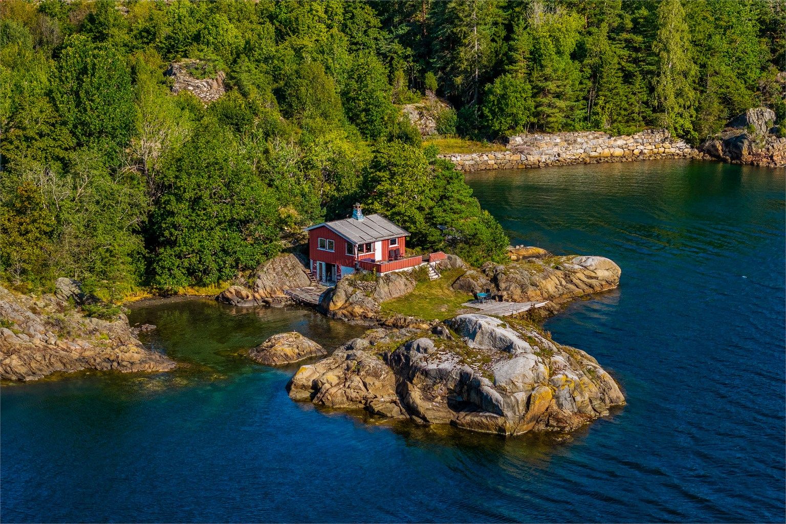 Tomten er skjermet bak de to små holmene, den største heter Rekøya.