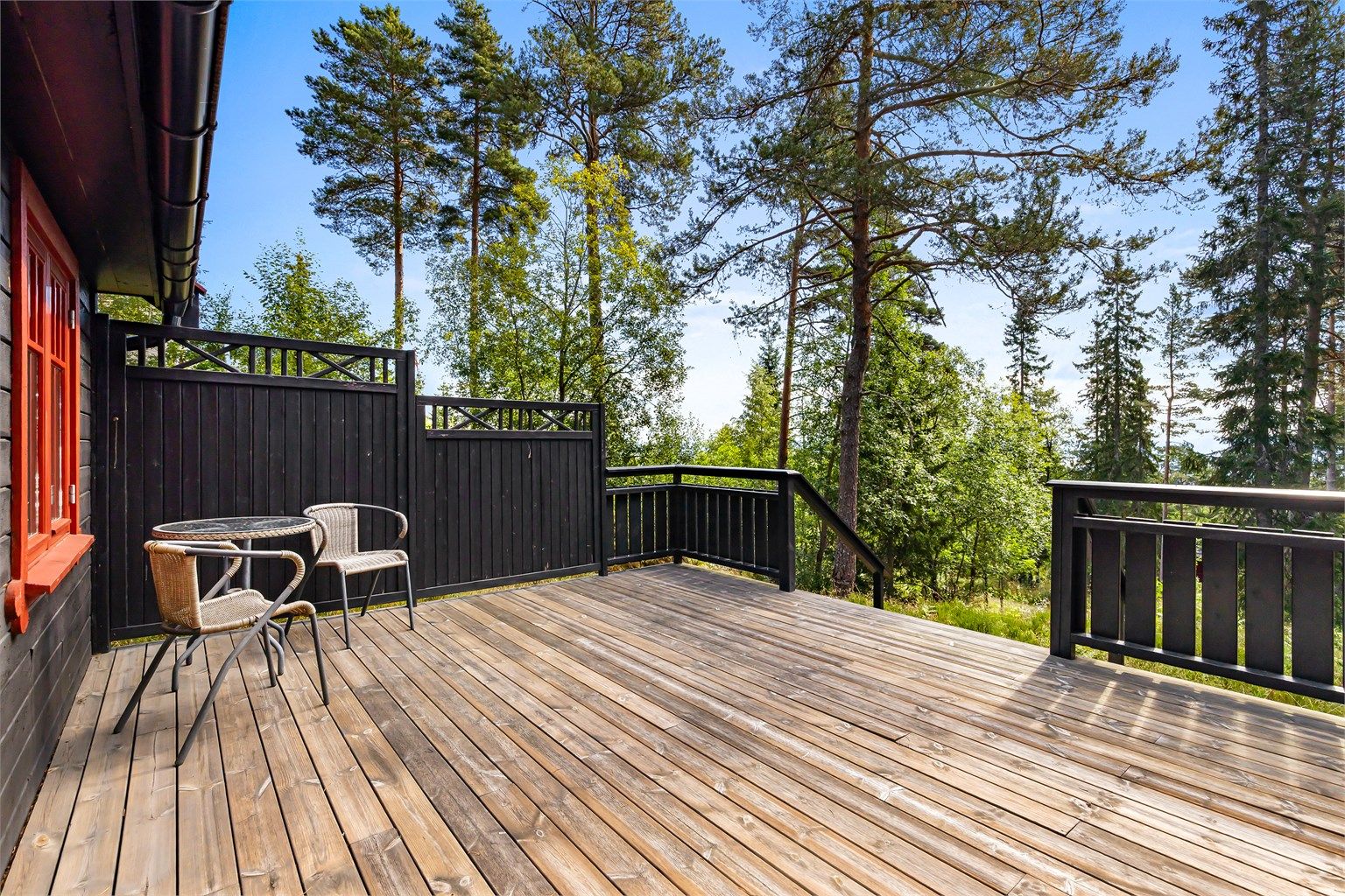 Eiendommen har en rolig beliggenhet i naturskjønne omgivelser