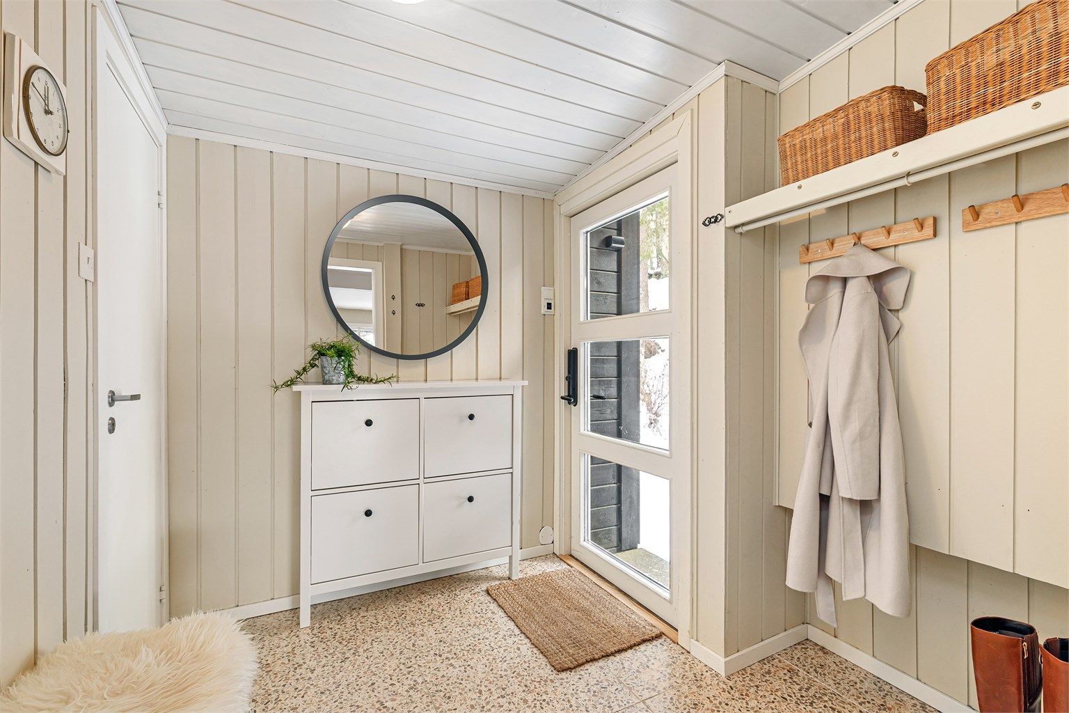 Smakfull og praktisk entré med god plass til oppbevaring av yttertøy. Pusset opp i 2024