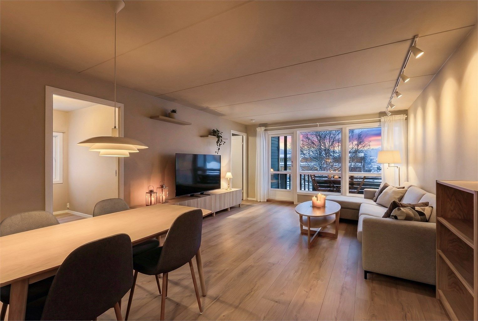 Stor stue med svært gode møbleringsmuligheter. Rikelig med naturlig lys fra de store vindusflatene