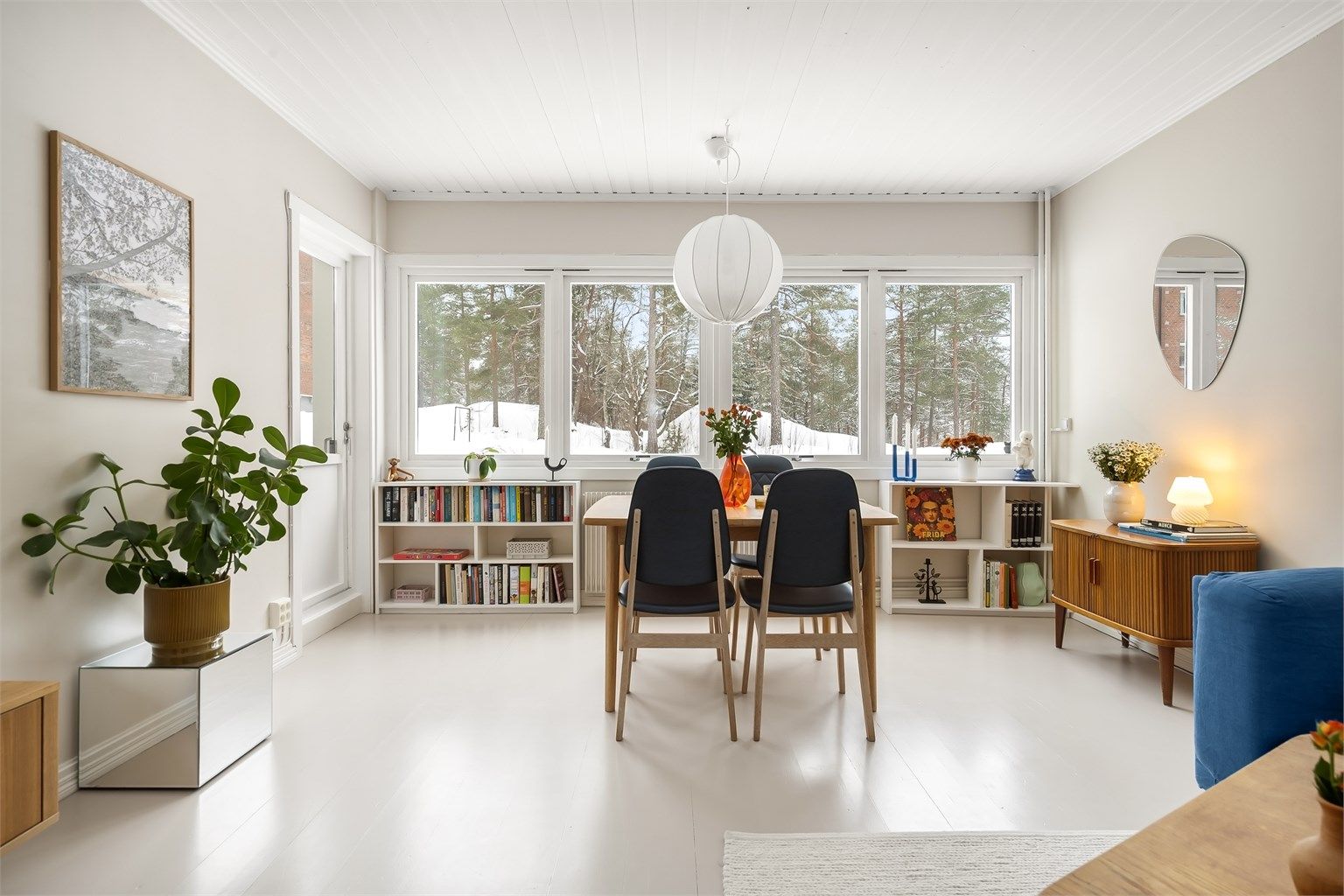 De brede vinduene gir rommet en fin forbindelse med uteområdene.