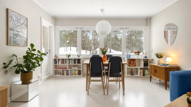 De brede vinduene gir rommet en fin forbindelse med uteområdene.