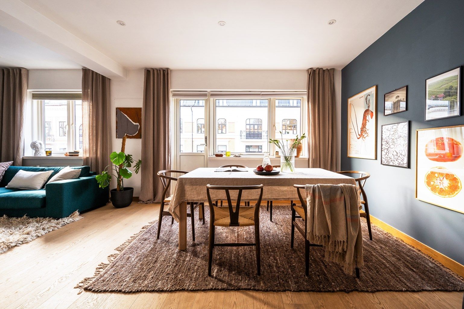 En stor og romslig 3-roms leilighet med praktisk og gjennomgående planløsning.