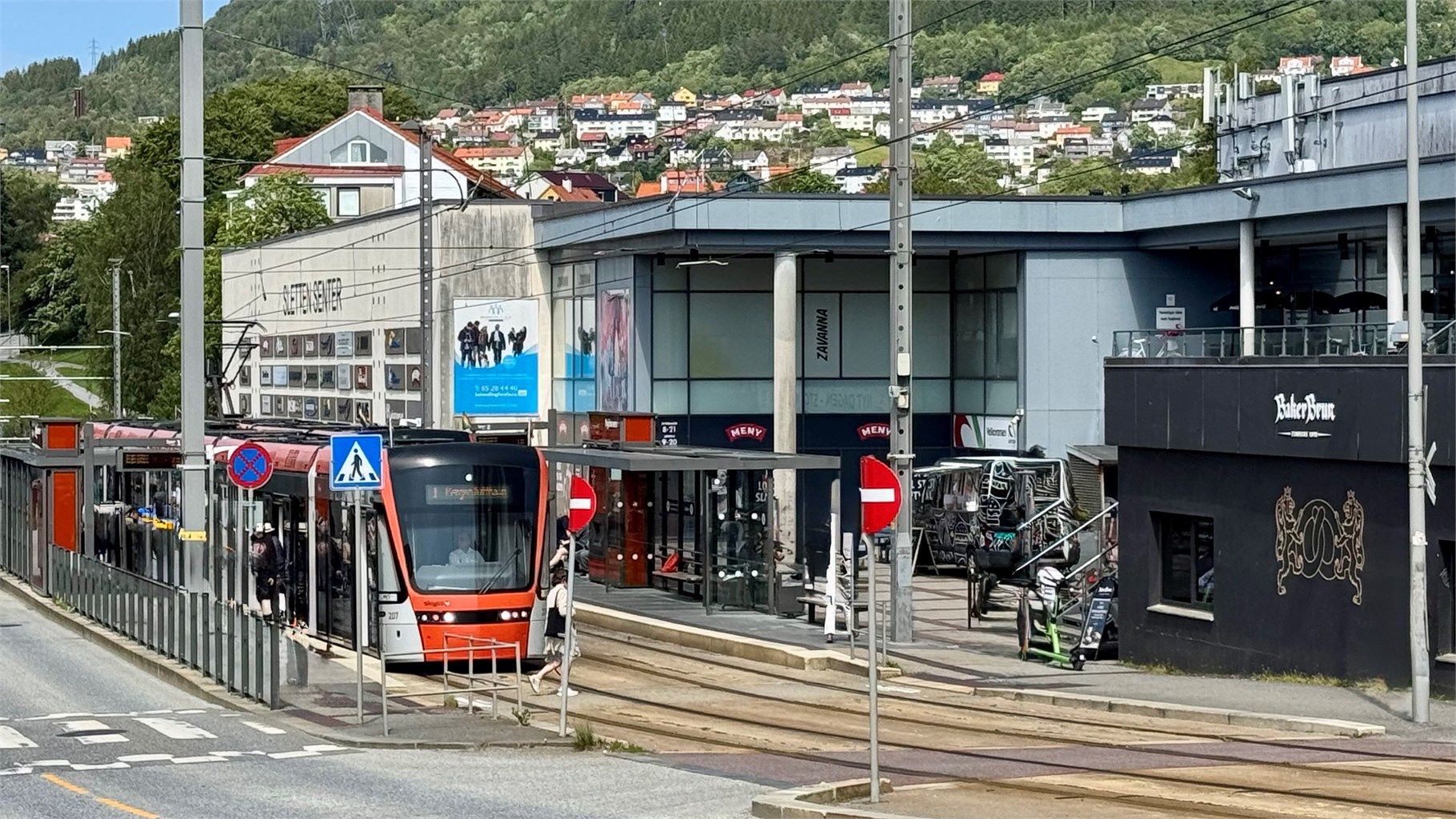 For ytterligere handel, kaféer og vinmonopol ligger Sletten Senter en kort spasertur unna.