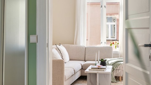 Av øvrige oppgraderinger i 2024 er det installert downlights og LED-lyslist i himlingen i stuen.