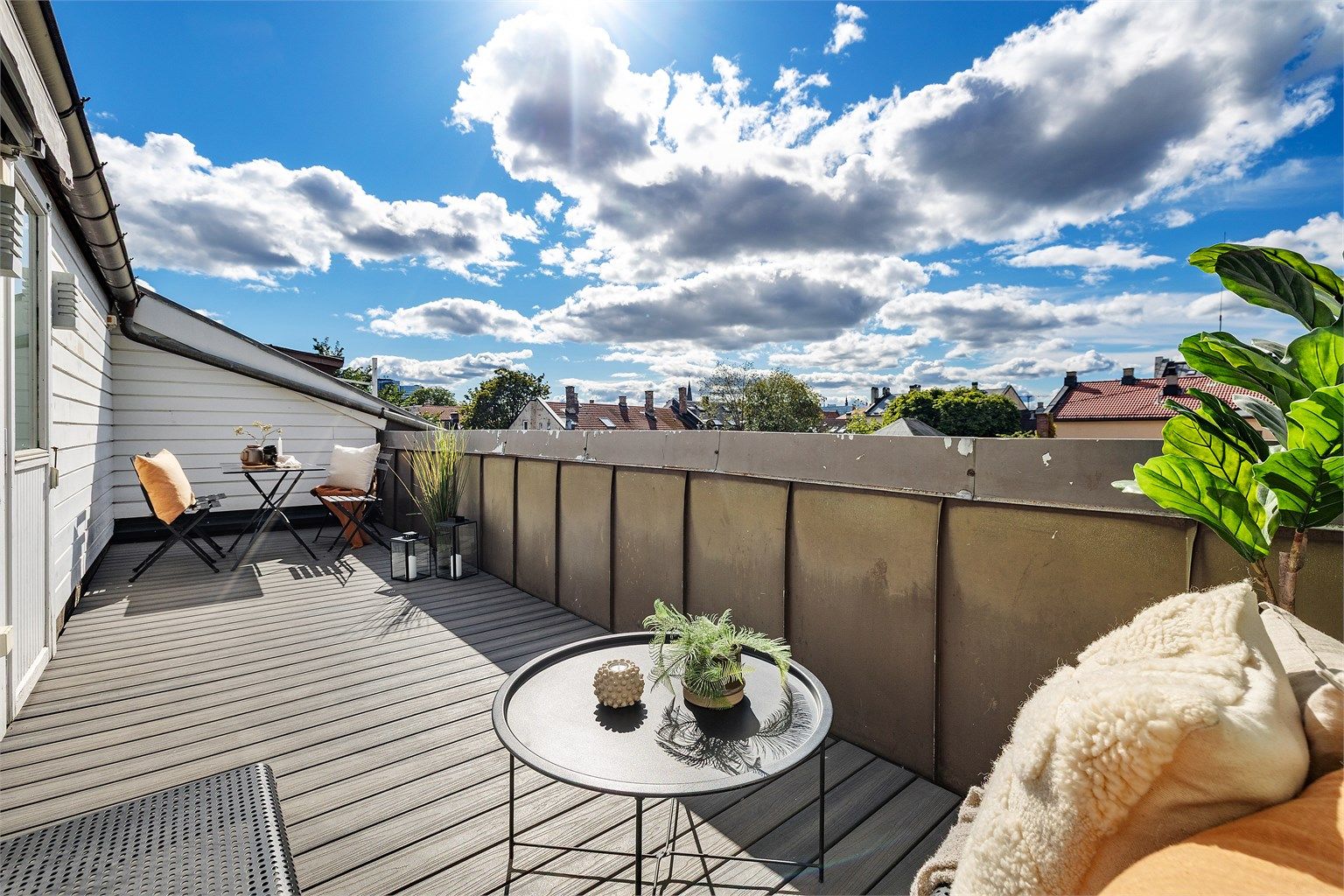 Leiligheten har eksklusiv bruksrett til en stor, solrik vestvendt terrasse med svært gode solforhold. 