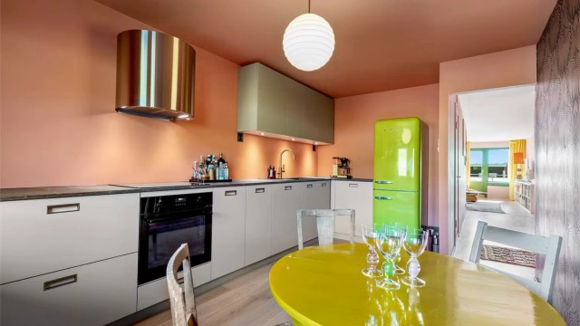 KVIK kjøkkeninnredning fra 2023 med glatte fronter og benkeplate med laminert overflate. Ventilator i børstet messing fra Røroshetta med integrert komfyrvakt. Kjøkkenet er romslig, og det er god plass til spisebord. Det er utgang til vestvendt balkong.