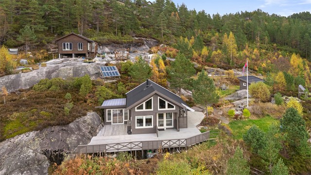 Hytten ligger fint til i terrenget, med stor terrasse, gode solforhold og vakker utsikt.