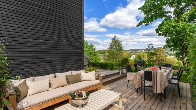 En stor og usjenert uteplass med rikelig av plass for hele familien.