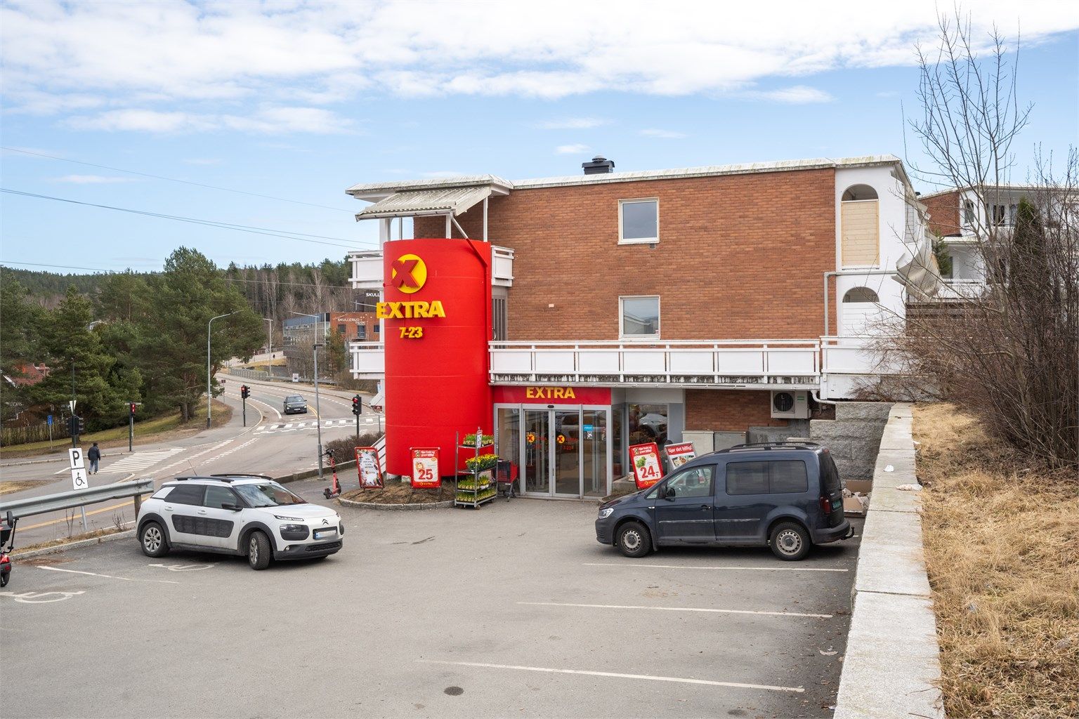 Dagligvarehandelen er enkel med Coop Extra i nabobygget.