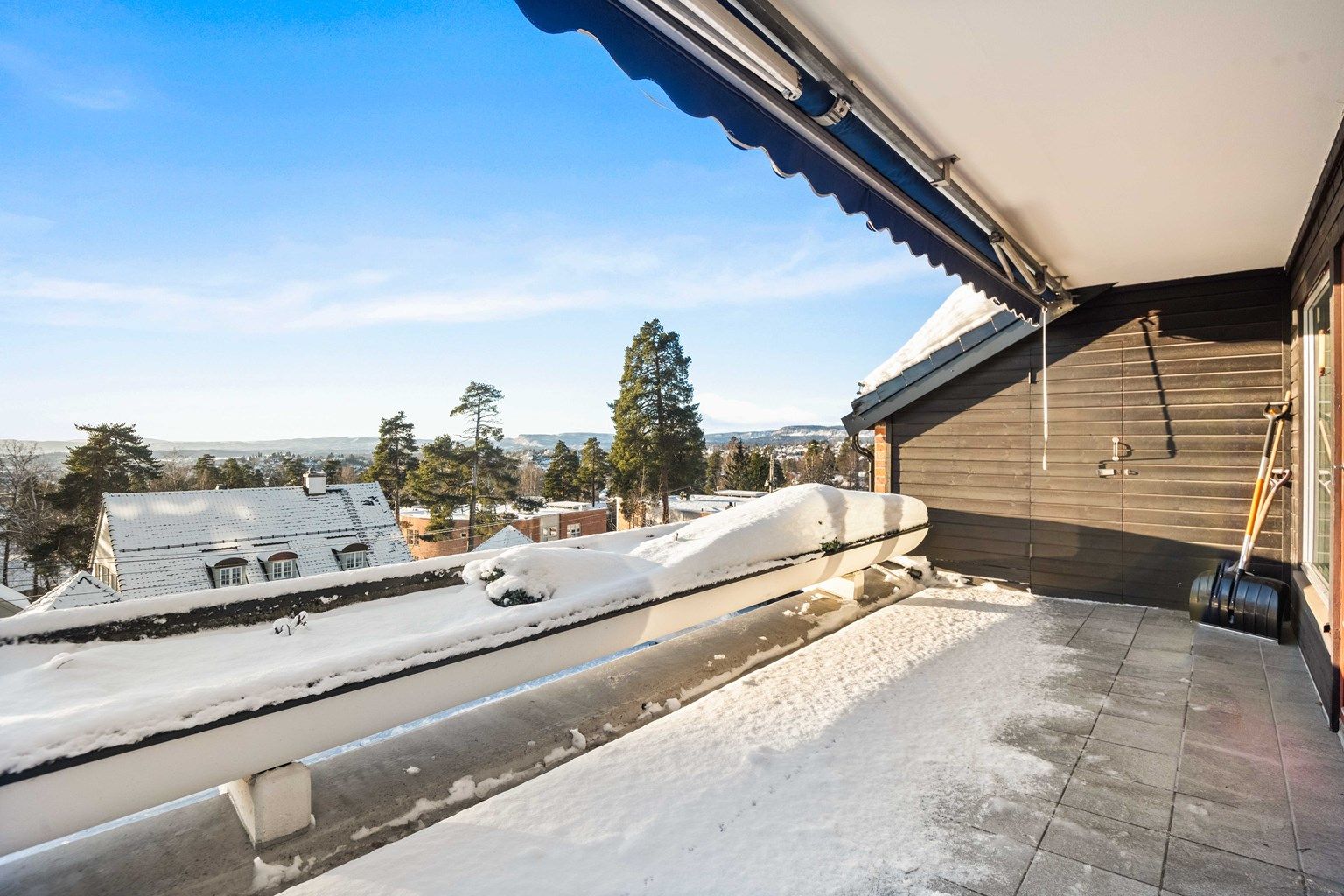 Velkommen til Hoffsjef Løvenskiolds vei 21 presentert av Fredrik Nordstrøm v/ Krogsveen Bekkestua - Romslig og usjenert terrasse med markise