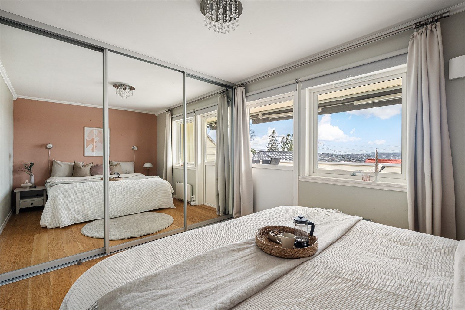 Hovedsoverom med stor garderobeløsning og utgang til balkong