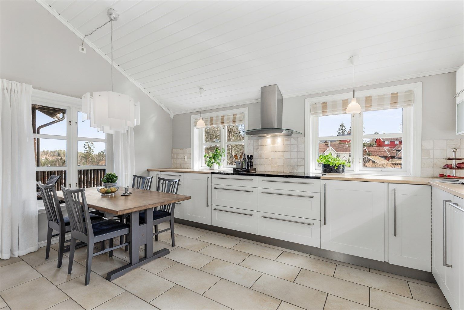 Integrert stekeovn, platetopp, oppvaskmaskin og mikrobølgeovn. Det er utgang til egen balkong fra kjøkkenet.