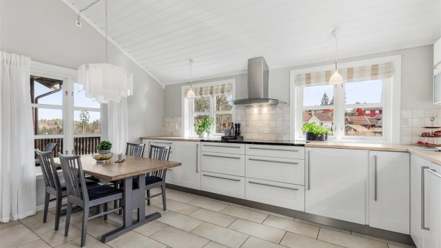 Integrert stekeovn, platetopp, oppvaskmaskin og mikrobølgeovn. Det er utgang til egen balkong fra kjøkkenet.