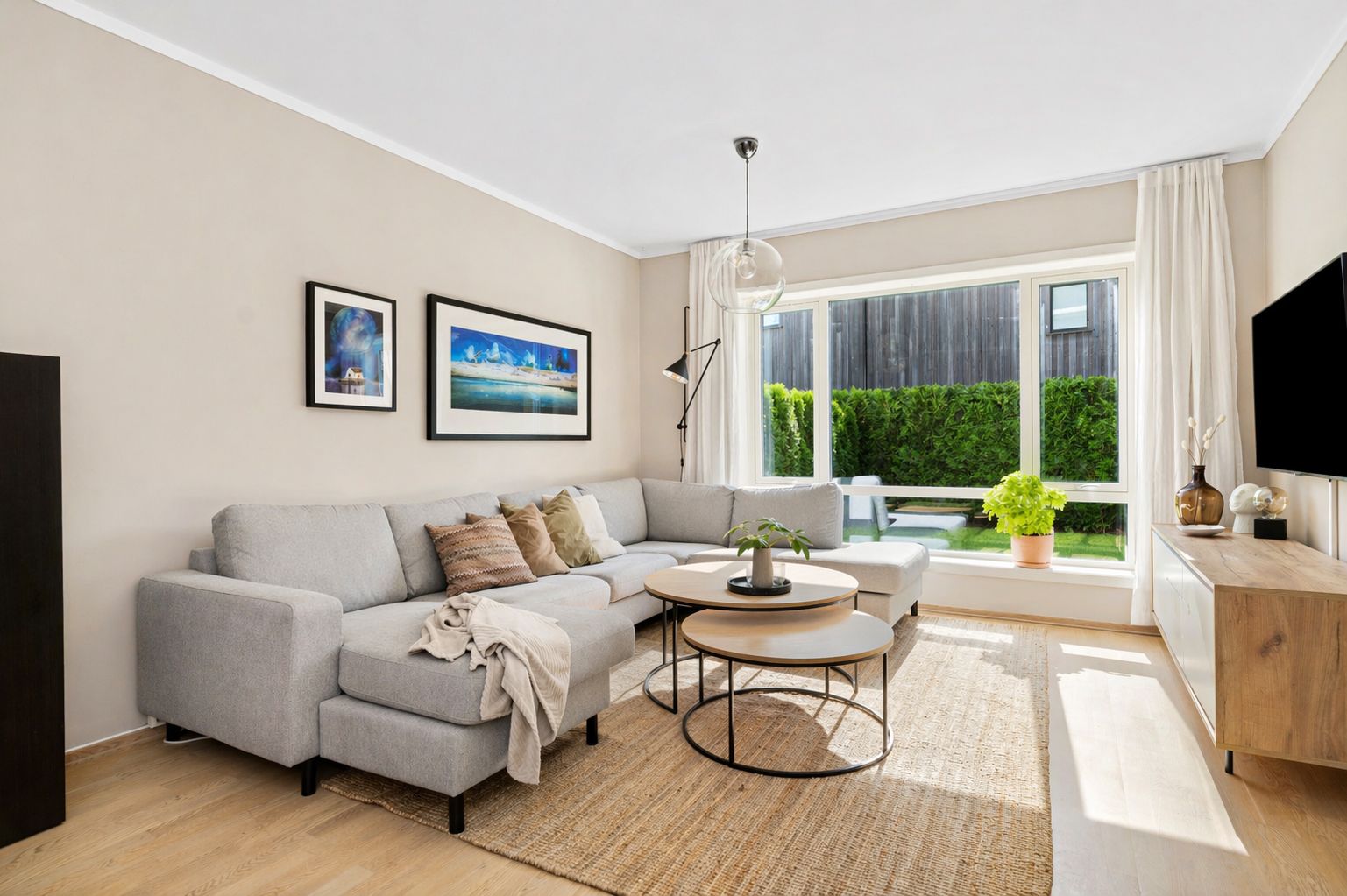 Legg merke til at vinduene har større karmer og derav er det plass til både planter samt pyntegjenstander, lys m.m. En sjarmerende og hyggelig detalj. 