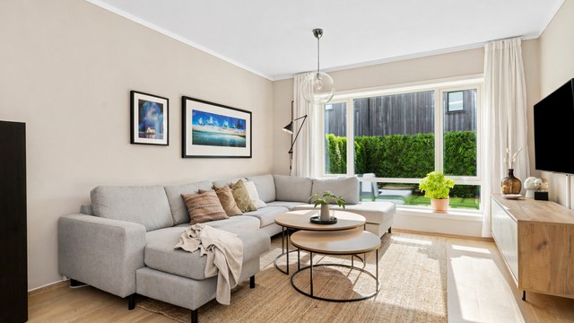 Legg merke til at vinduene har større karmer og derav er det plass til både planter samt pyntegjenstander, lys m.m. En sjarmerende og hyggelig detalj.