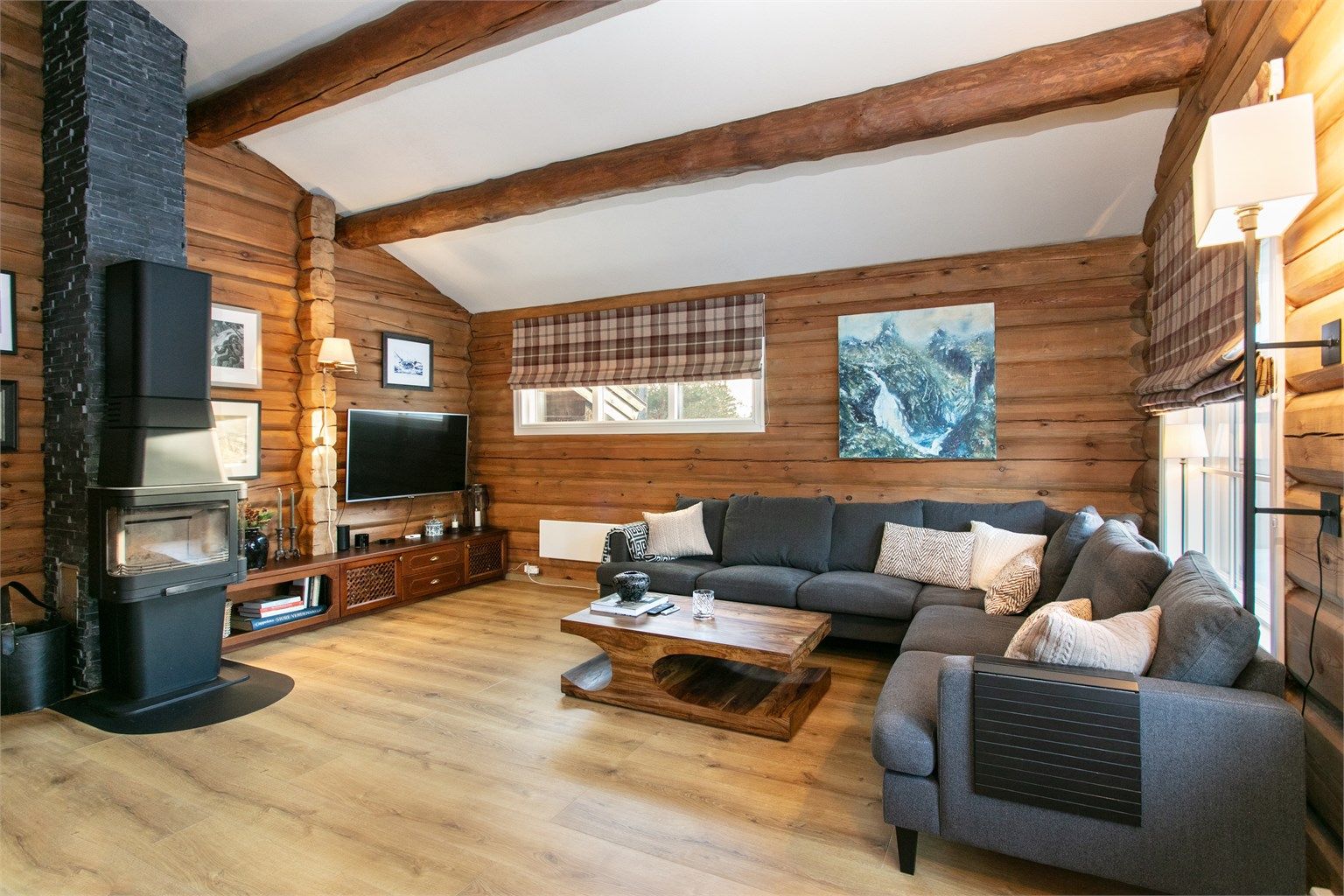 Peisovn med glassdør i stuen som gir en lun og hyggelig atmosfære 