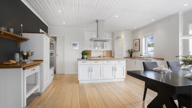 Boligen har et delikat kjøkken med profilerte fronter, benkeplate i heltre eik og praktisk kjøkkenøy.