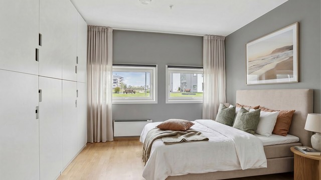 Soverom med plass til dobbeltseng og garderobeløsning. (Digitalmøblert)