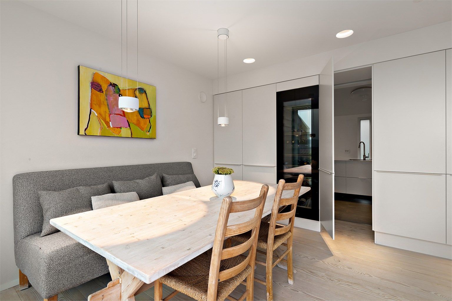 Gjennomgang til vaskerom direkte bak kjøkkenet 