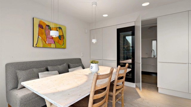 Gjennomgang til vaskerom direkte bak kjøkkenet