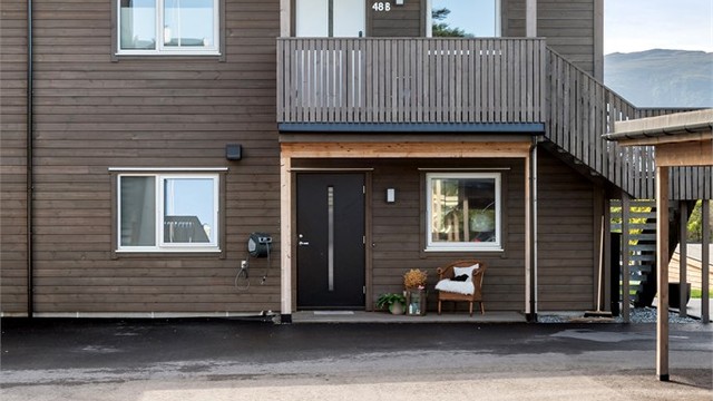Leiligheten har adkomst via egen, overbygget trappeoppgang.